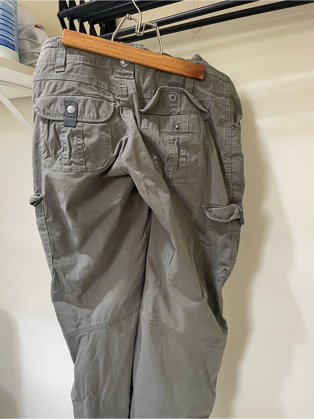 Kuhl women’s cargo size 2 short, used but in very good condition. Grayish green.